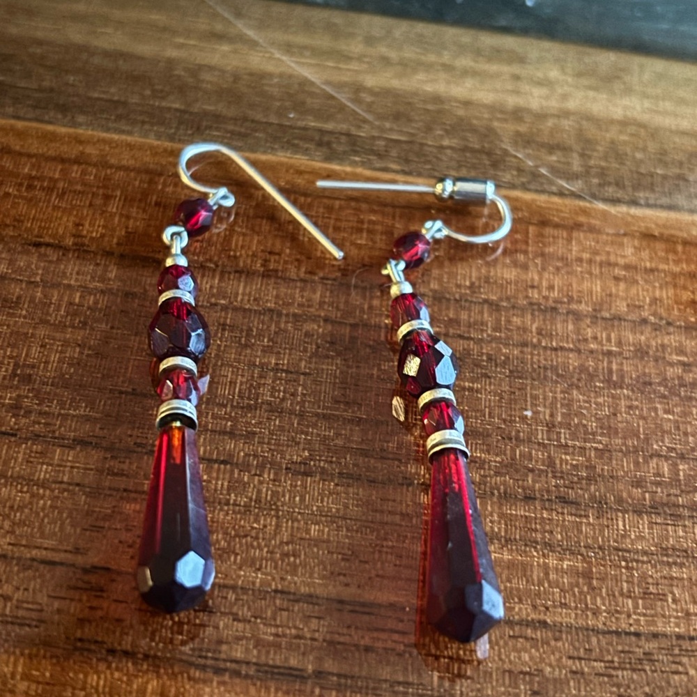 Red crystal drop earings on wired  stem